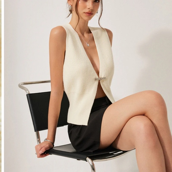 Metal Buckle Waisted Sweater Vest - Picture 3 of 4